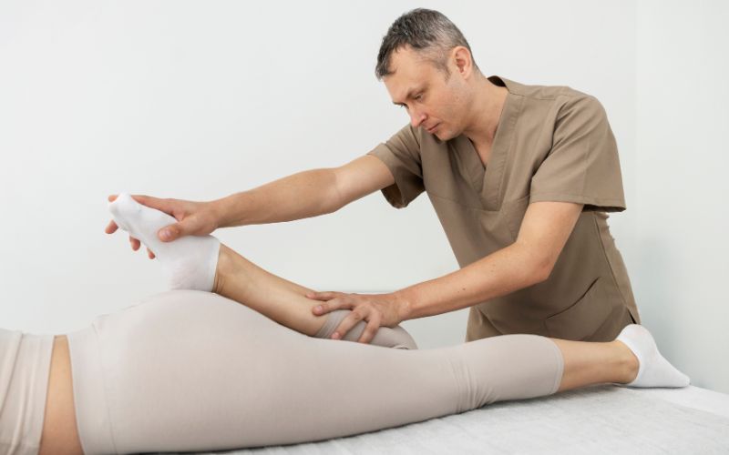 Cứng khớp vào buổi sáng, sau một giấc ngủ dài là dấu hiệu bệnh gout