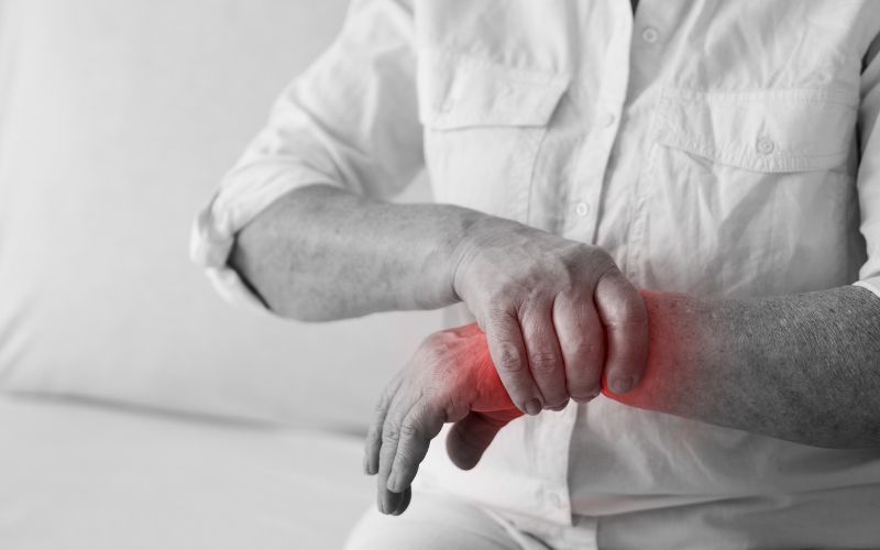 Viêm khớp thoái hóa thường xuất hiện do lão hóa tự nhiên, chấn thương trước đó hoặc thậm chí do yếu tố di truyền