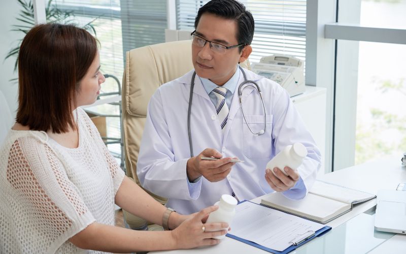 Trị viêm khớp thoái hóa bằng tế bào gốc bắt đầu với bước thăm khám và chẩn đoán tình trạng bệnh