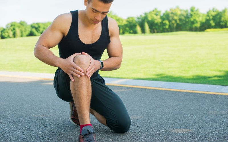 Một trong những dấu hiệu rõ ràng của triệu chứng thoái hóa khớp gối là biên độ vận động bị hạn chế